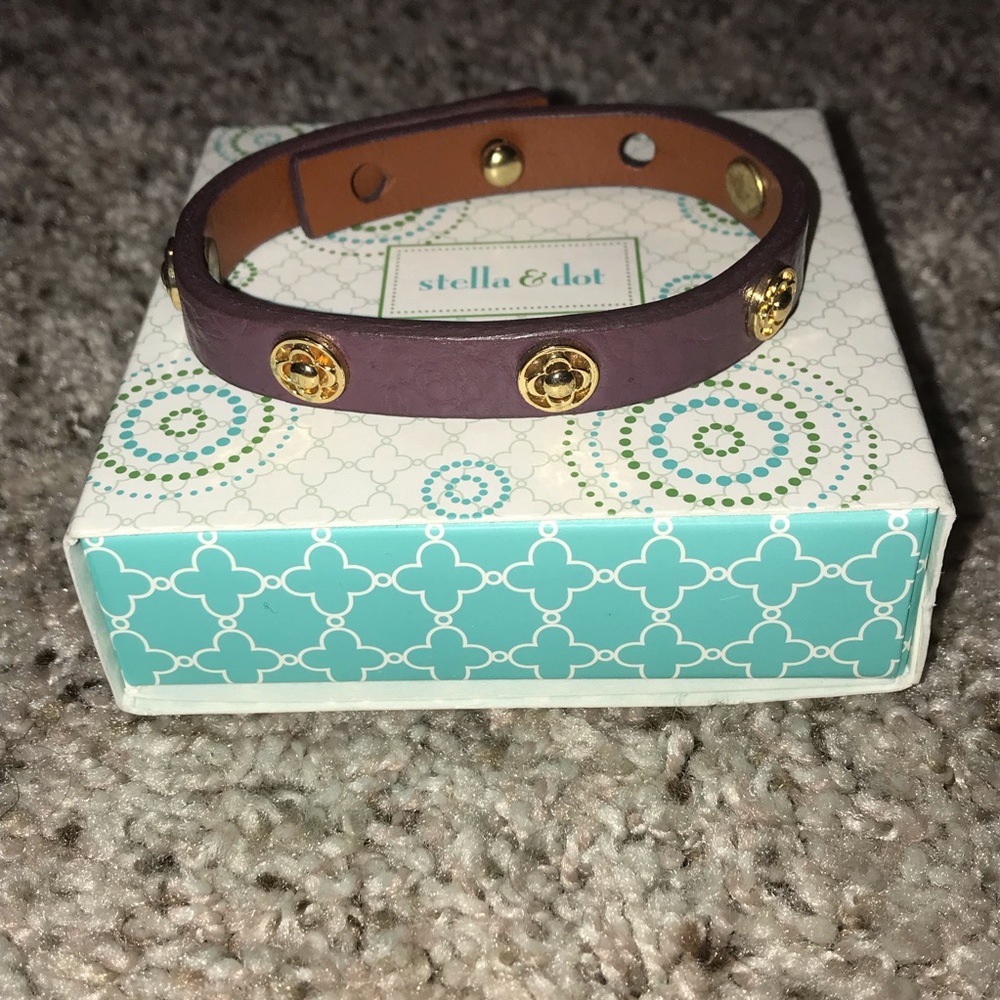 Stella & Dot single wrap leather bracelet (purple)